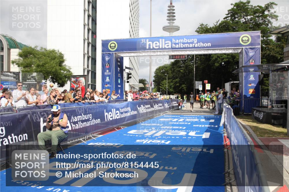 29.06.2025 - hella hamburg halbmarathon Michael Strokosch http://msf.ph/oto/8154445 29.06.2025 10:03:03 Ziel 7, 9 meine-sportfotos.de