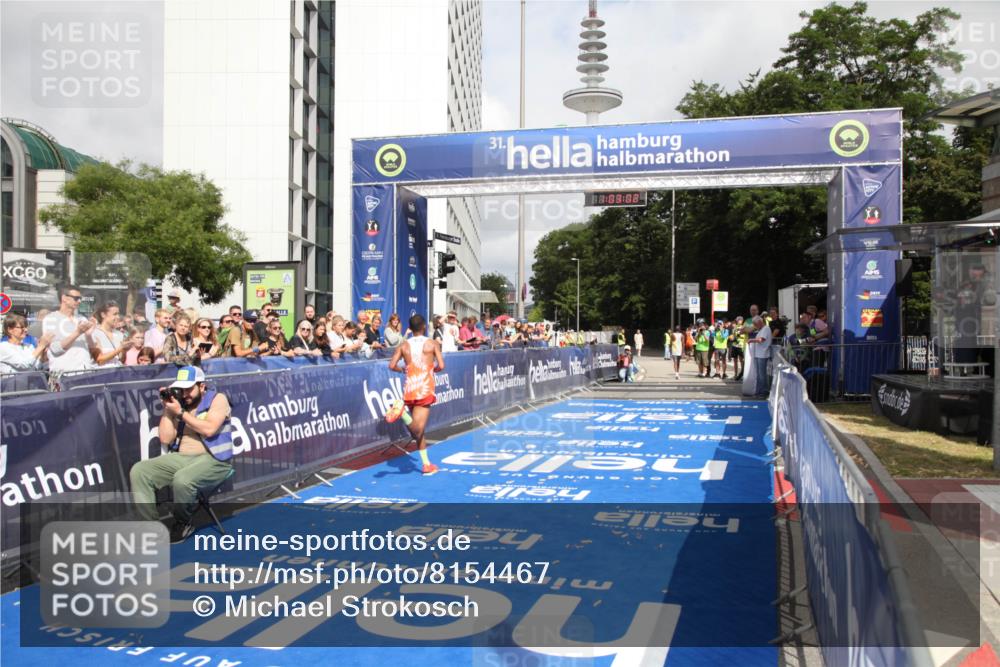 29.06.2025 - hella hamburg halbmarathon Michael Strokosch http://msf.ph/oto/8154467 29.06.2025 10:03:06 Ziel 9, 23 meine-sportfotos.de