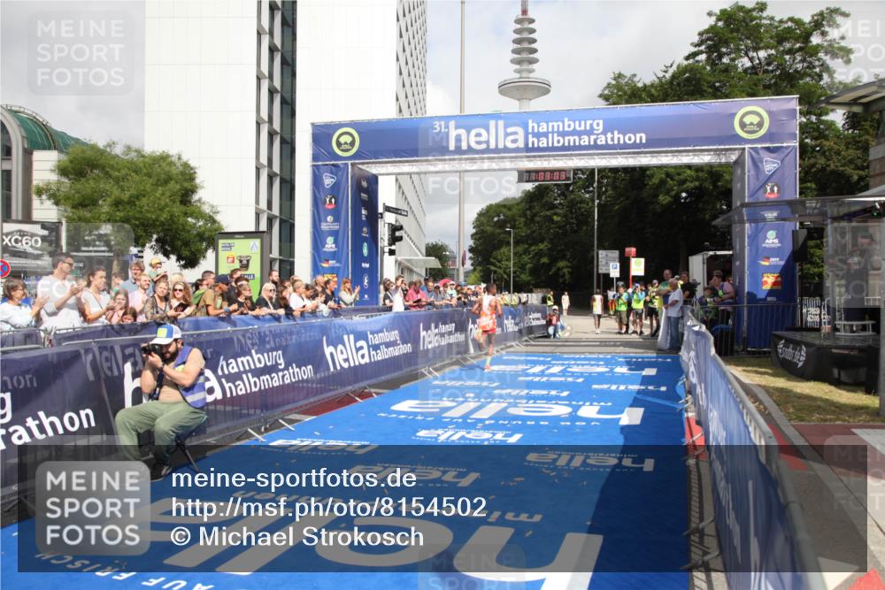 29.06.2025 - hella hamburg halbmarathon Michael Strokosch http://msf.ph/oto/8154502 29.06.2025 10:03:07 Ziel 9, 23 meine-sportfotos.de
