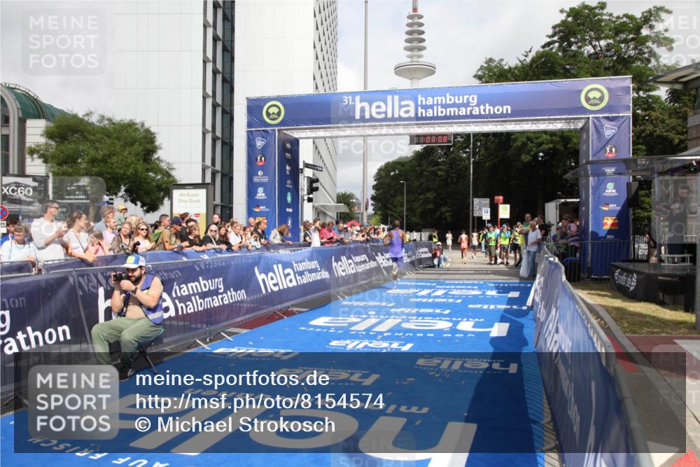 29.06.2025 - hella hamburg halbmarathon Michael Strokosch http://msf.ph/oto/8154574 29.06.2025 10:03:12 Ziel 16, 23 meine-sportfotos.de