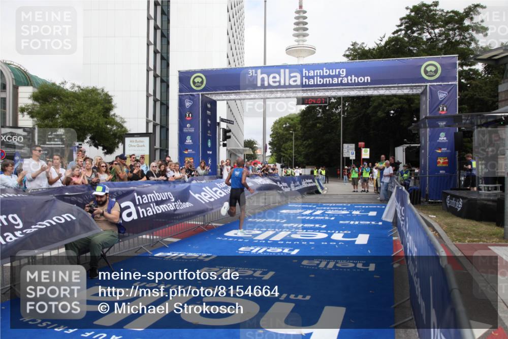 29.06.2025 - hella hamburg halbmarathon Michael Strokosch http://msf.ph/oto/8154664 29.06.2025 10:04:11 Ziel 15 meine-sportfotos.de