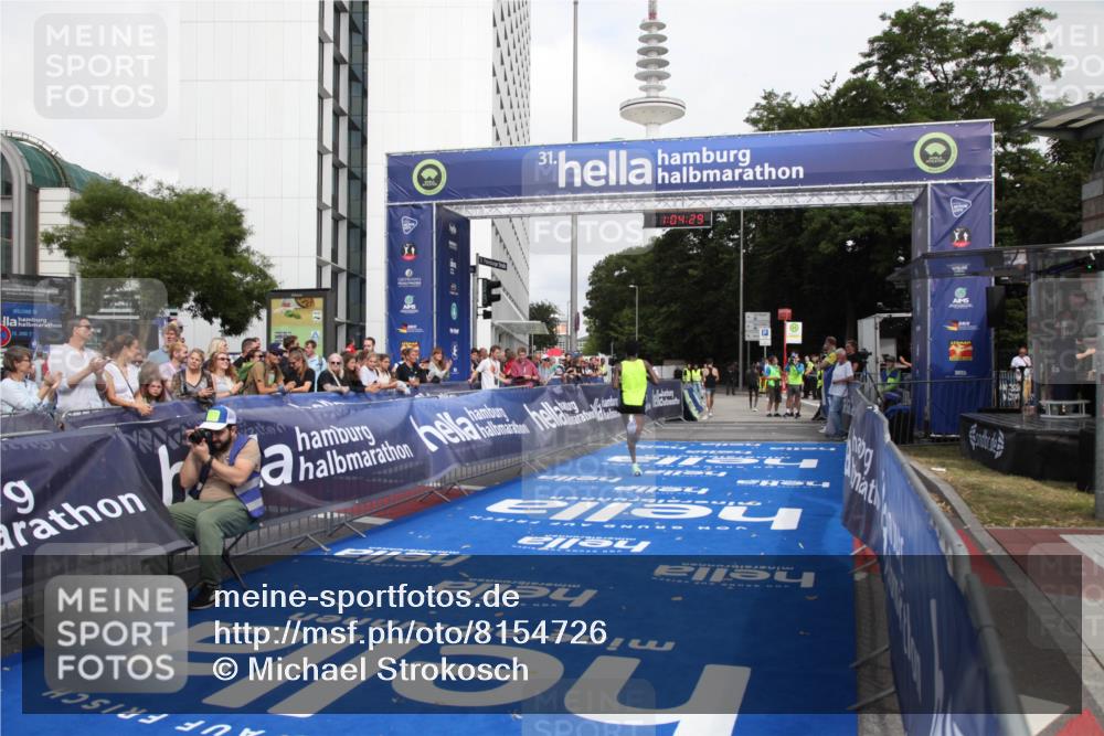 29.06.2025 - hella hamburg halbmarathon Michael Strokosch http://msf.ph/oto/8154726 29.06.2025 10:04:33 Ziel 58, 59 meine-sportfotos.de