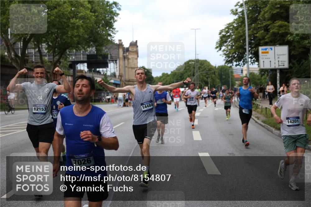 29.06.2025 - hella hamburg halbmarathon Yannick Fuchs http://msf.ph/oto/8154807 29.06.2025 10:37:57 20KM 3109, 3116, 3124, 3146, 3437, 3697, 3928, 4080, 5506, 6495, 7026, 7093, 7185, 7451, 7508, 7635, 8664, 9043, 9114, 9931, 10237, 10246, 10493, 11648, 11778, 11848, 12153, 12327, 12623, 12657, 12776, 13348, 13398, 13897, 14201, 14210, 14484, 14690, 14849, 15383, 15932, 16105, 16314, 16338, 16648, 16720, 16997, 17391, 17403, 17516, 18449, 18678, 18775, 19038, 19051, 19090, 19229 meine-sportfotos.de