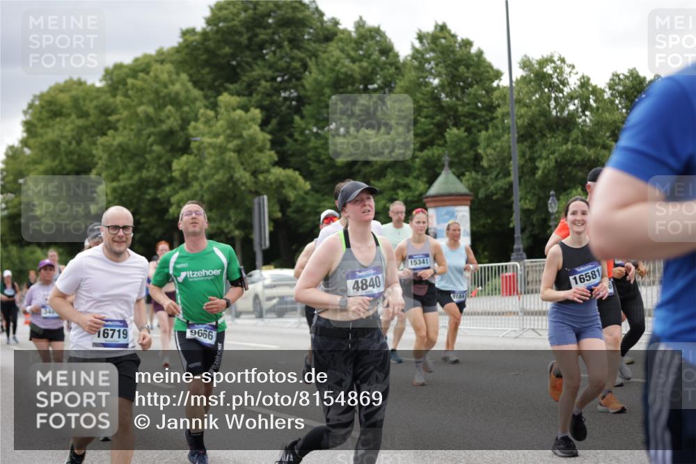 29.06.2025 - hella hamburg halbmarathon Jannik Wohlers http://msf.ph/oto/8154869 29.06.2025 11:00:41 Lombardsbrücke 1181, 2266, 2607, 2791, 2799, 2825, 2939, 3487, 3489, 3649, 3671, 4054, 4440, 4457, 4513, 4576, 4717, 4776, 4840, 5189, 5897, 6378, 6401, 6538, 7024, 7700, 7701, 8518, 8535, 8882, 9184, 9422, 9609, 9662, 9666, 10023, 10102, 10250, 10463, 10543, 10638, 10761, 10941, 11016, 11051, 11280, 11810, 12181, 12257, 12511, 12587, 12914, 13136, 13166, 13550, 13628, 13768, 14049, 14231, 14271, 14565, 14566, 14708, 15340, 15341, 15648, 15649, 17257 meine-sportfotos.de