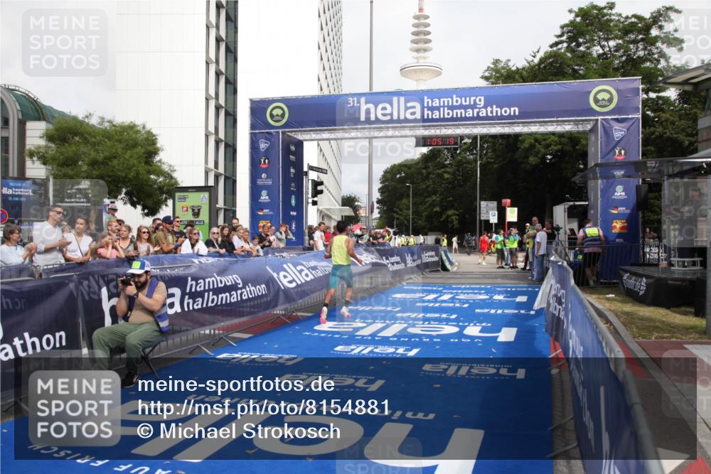 29.06.2025 - hella hamburg halbmarathon Michael Strokosch http://msf.ph/oto/8154881 29.06.2025 10:05:23 Ziel 19 meine-sportfotos.de