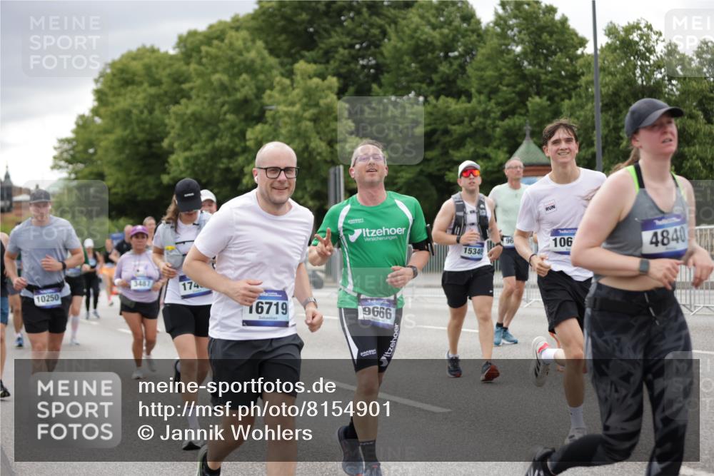 29.06.2025 - hella hamburg halbmarathon Jannik Wohlers http://msf.ph/oto/8154901 29.06.2025 11:00:42 Lombardsbrücke 1181, 2266, 2607, 2791, 2799, 2825, 3487, 3649, 3671, 4054, 4440, 4457, 4513, 4576, 4717, 4776, 4840, 5189, 5897, 6378, 6401, 6538, 7024, 7700, 7701, 8518, 8535, 9184, 9422, 9609, 9662, 9666, 10023, 10102, 10250, 10463, 10543, 10638, 10761, 10941, 11016, 11051, 11280, 11810, 12181, 12257, 12511, 12587, 12914, 13136, 13166, 13550, 13628, 13768, 14049, 14231, 14271, 14476, 14565, 14566, 14708, 15340, 15341, 15648, 15649 meine-sportfotos.de
