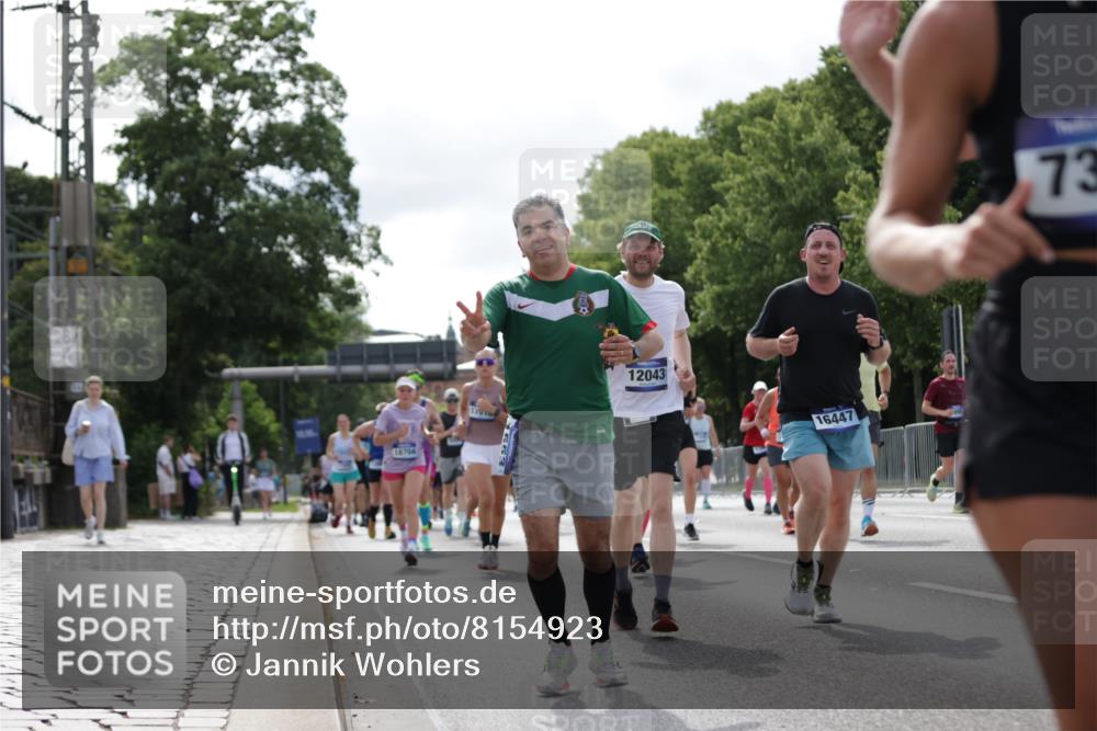 29.06.2025 - hella hamburg halbmarathon Jannik Wohlers http://msf.ph/oto/8154923 29.06.2025 10:16:38 Lombardsbrücke 1137, 1298, 1331, 1348, 1356, 1553, 1602, 2225, 2908, 3210, 3450, 3622, 5390, 5929, 5930, 5995, 6328, 6948, 7114, 7115, 7257, 7345, 7360, 7376, 7924, 7928, 8263, 8513, 8558, 8983, 9647, 10165, 10314, 10317, 10320, 10735, 10926, 11410, 12043, 12100, 12252, 12289, 12640, 13206, 13365, 13605, 14597, 14646, 15140, 15381, 15564, 15613, 15713, 16447, 16459, 16704, 16709, 16817, 17010, 17449, 17527, 17661, 17741, 17984, 18571 meine-sportfotos.de