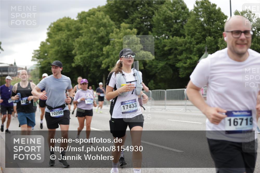 29.06.2025 - hella hamburg halbmarathon Jannik Wohlers http://msf.ph/oto/8154930 29.06.2025 11:00:43 Lombardsbrücke 1181, 2266, 2607, 2791, 2799, 2825, 3487, 3649, 3671, 4054, 4440, 4457, 4513, 4576, 4717, 4776, 4840, 5189, 5897, 6378, 6401, 6538, 7024, 7700, 7701, 8518, 8535, 9184, 9422, 9609, 9662, 9666, 10023, 10102, 10250, 10255, 10256, 10272, 10463, 10543, 10638, 10761, 10941, 11016, 11051, 11280, 11810, 12181, 12257, 12351, 12357, 12511, 12587, 12914, 13136, 13166, 13319, 13550, 13628, 13768, 14049, 14231, 14271, 14476, 14565, 14566, 14708, 15340, 15341, 15648, 15649, 16572 meine-sportfotos.de