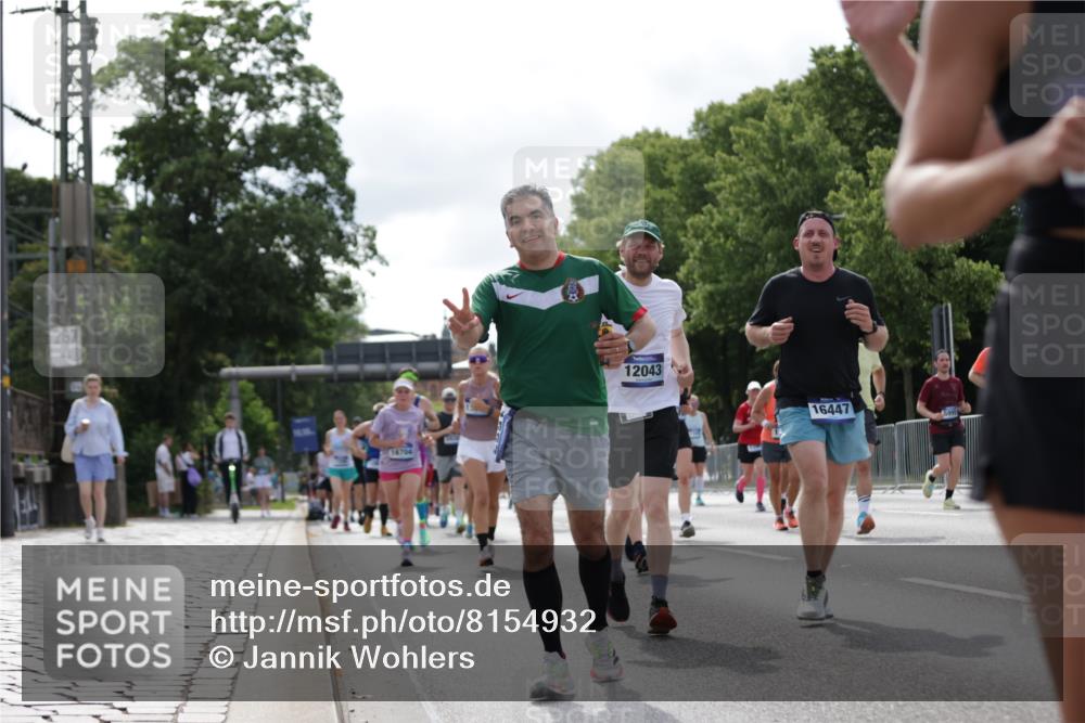 29.06.2025 - hella hamburg halbmarathon Jannik Wohlers http://msf.ph/oto/8154932 29.06.2025 10:16:38 Lombardsbrücke 1137, 1298, 1331, 1348, 1356, 1553, 1602, 2225, 2908, 3210, 3450, 3622, 5390, 5929, 5930, 5995, 6328, 6948, 7114, 7115, 7257, 7345, 7360, 7376, 7924, 7928, 8263, 8513, 8558, 8983, 9647, 10165, 10314, 10317, 10320, 10735, 10926, 11410, 12043, 12100, 12252, 12289, 12640, 13206, 13365, 13605, 14597, 14646, 15140, 15381, 15564, 15613, 15713, 16447, 16459, 16704, 16709, 16817, 17010, 17449, 17527, 17661, 17741, 17984, 18571 meine-sportfotos.de