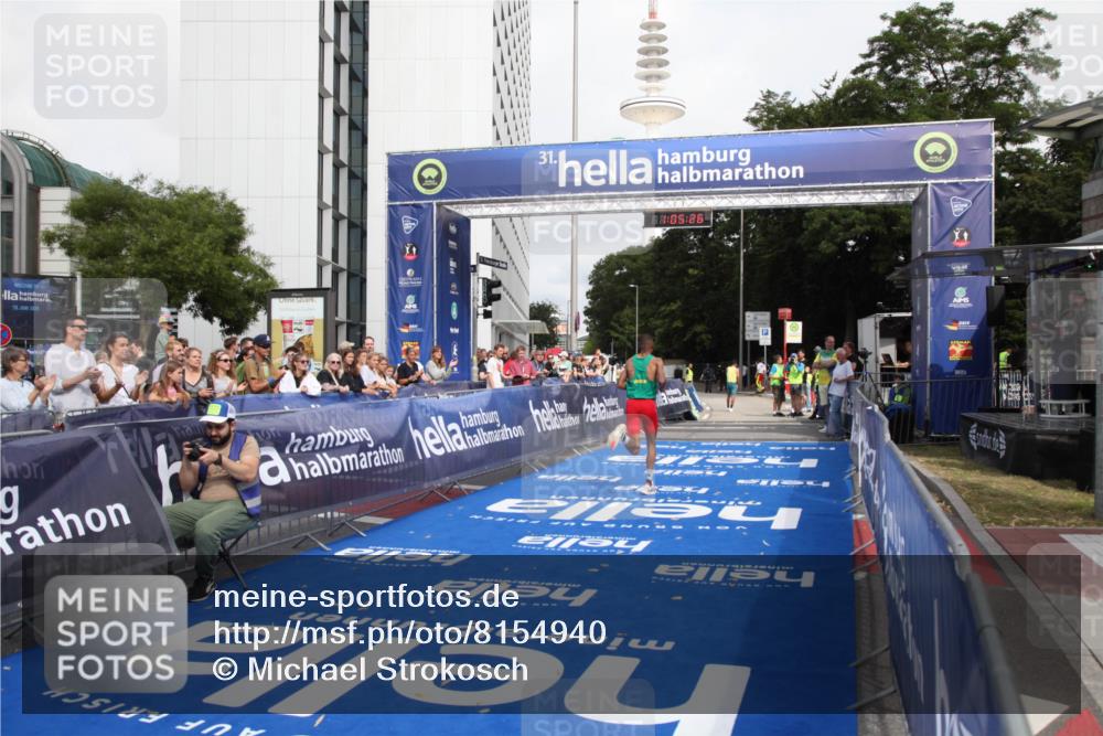 29.06.2025 - hella hamburg halbmarathon Michael Strokosch http://msf.ph/oto/8154940 29.06.2025 10:05:30 Ziel 17 meine-sportfotos.de