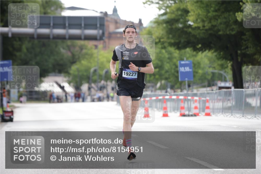 29.06.2025 - hella hamburg halbmarathon Jannik Wohlers http://msf.ph/oto/8154951 29.06.2025 09:36:06 Lombardsbrücke 19227 meine-sportfotos.de