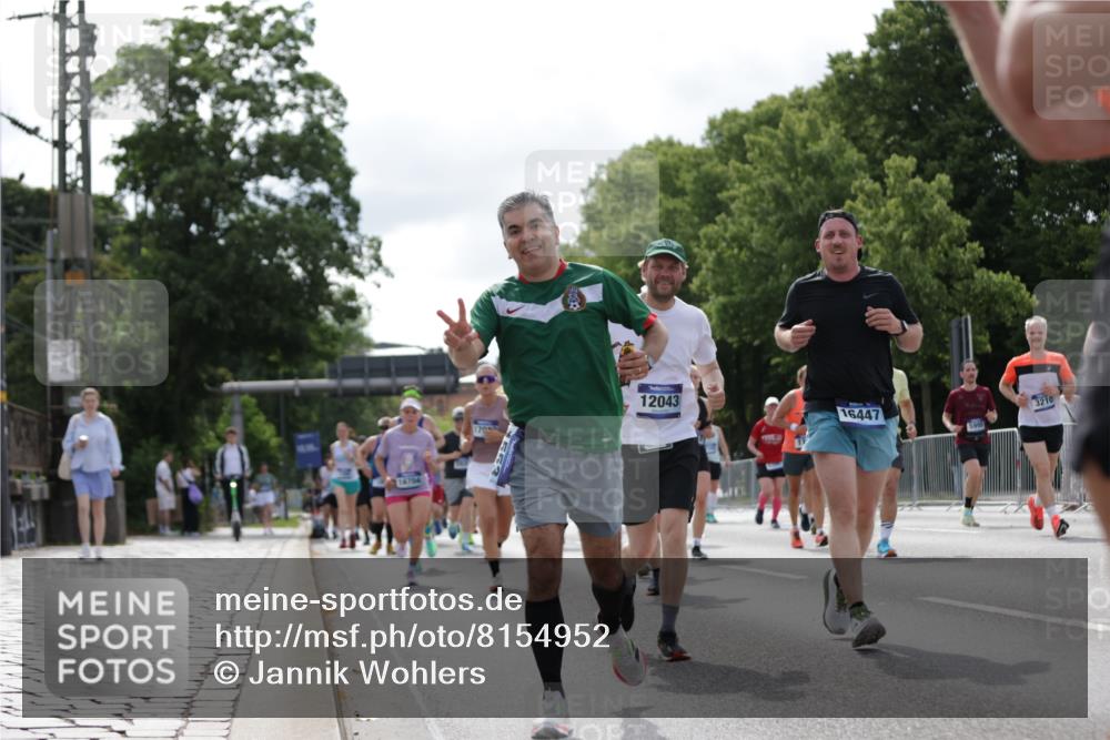 29.06.2025 - hella hamburg halbmarathon Jannik Wohlers http://msf.ph/oto/8154952 29.06.2025 10:16:38 Lombardsbrücke 1137, 1298, 1331, 1348, 1356, 1553, 1602, 2225, 2908, 3210, 3450, 3622, 5390, 5929, 5930, 5995, 6328, 6948, 7114, 7115, 7257, 7345, 7360, 7376, 7924, 7928, 8263, 8513, 8558, 8983, 9647, 10165, 10314, 10317, 10320, 10735, 10926, 11410, 12043, 12100, 12252, 12289, 12640, 13206, 13365, 13605, 14597, 14646, 15140, 15381, 15564, 15613, 15713, 16447, 16459, 16704, 16709, 16817, 17010, 17449, 17527, 17661, 17741, 17984, 18571 meine-sportfotos.de