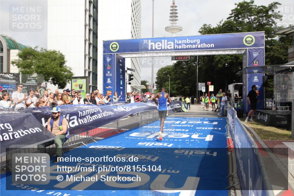 29.06.2025 - hella hamburg halbmarathon Michael Strokosch http://msf.ph/oto/8155104 29.06.2025 10:06:33 Ziel 14 meine-sportfotos.de