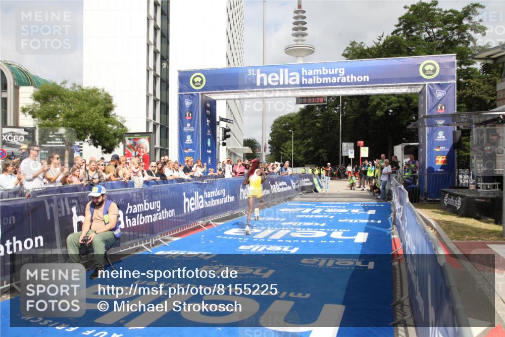 29.06.2025 - hella hamburg halbmarathon Michael Strokosch http://msf.ph/oto/8155225 29.06.2025 10:11:12 Ziel 46 meine-sportfotos.de