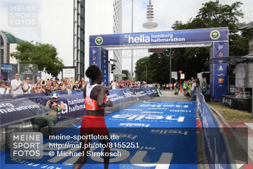 29.06.2025 - hella hamburg halbmarathon Michael Strokosch http://msf.ph/oto/8155251 29.06.2025 10:11:59 Ziel 36 meine-sportfotos.de