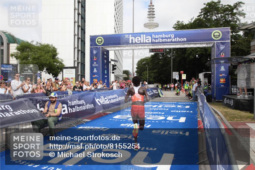 29.06.2025 - hella hamburg halbmarathon Michael Strokosch http://msf.ph/oto/8155254 29.06.2025 10:12:00 Ziel 36 meine-sportfotos.de
