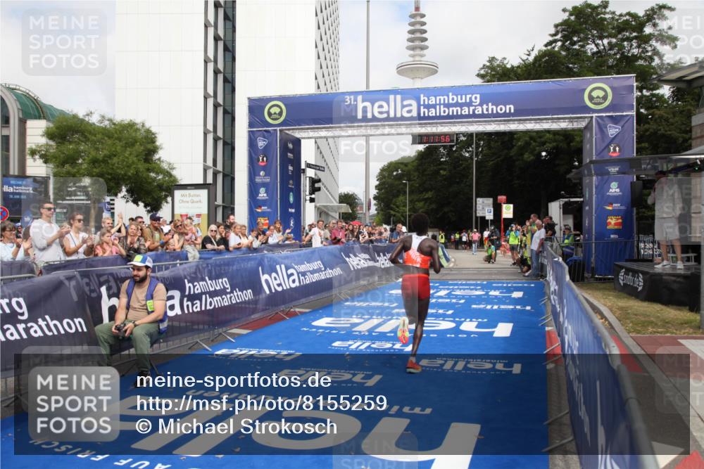 29.06.2025 - hella hamburg halbmarathon Michael Strokosch http://msf.ph/oto/8155259 29.06.2025 10:12:00 Ziel 36 meine-sportfotos.de
