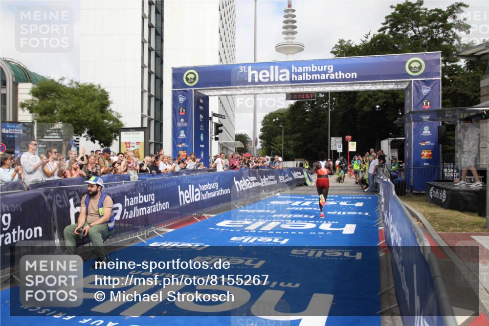 29.06.2025 - hella hamburg halbmarathon Michael Strokosch http://msf.ph/oto/8155267 29.06.2025 10:12:01 Ziel 36 meine-sportfotos.de