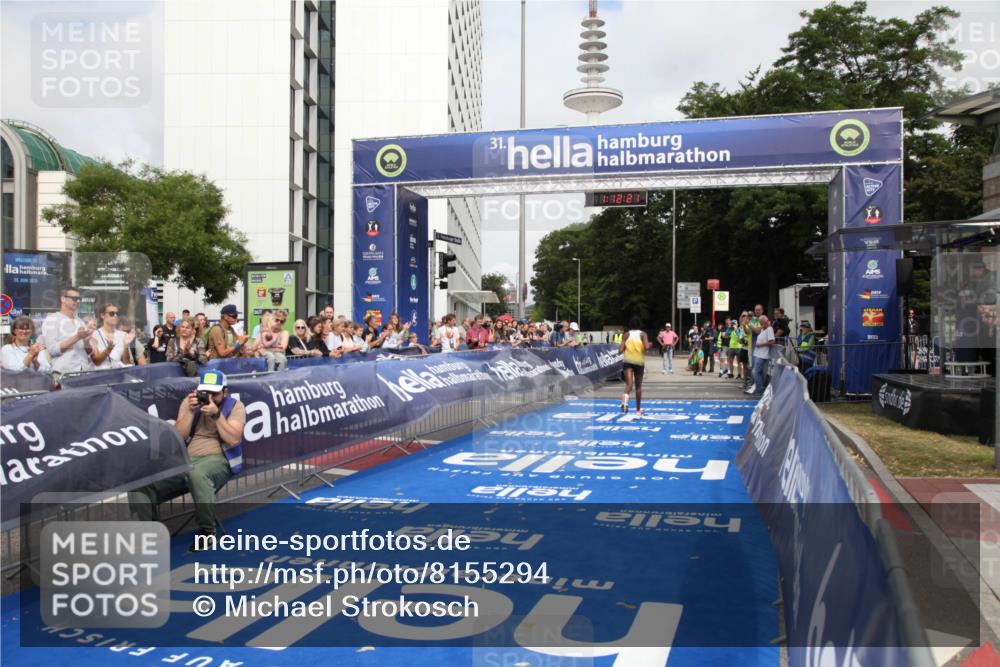 29.06.2025 - hella hamburg halbmarathon Michael Strokosch http://msf.ph/oto/8155294 29.06.2025 10:12:25 Ziel 39, 47 meine-sportfotos.de