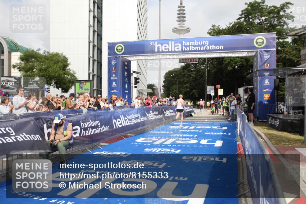 29.06.2025 - hella hamburg halbmarathon Michael Strokosch http://msf.ph/oto/8155333 29.06.2025 10:12:45 Ziel 28 meine-sportfotos.de