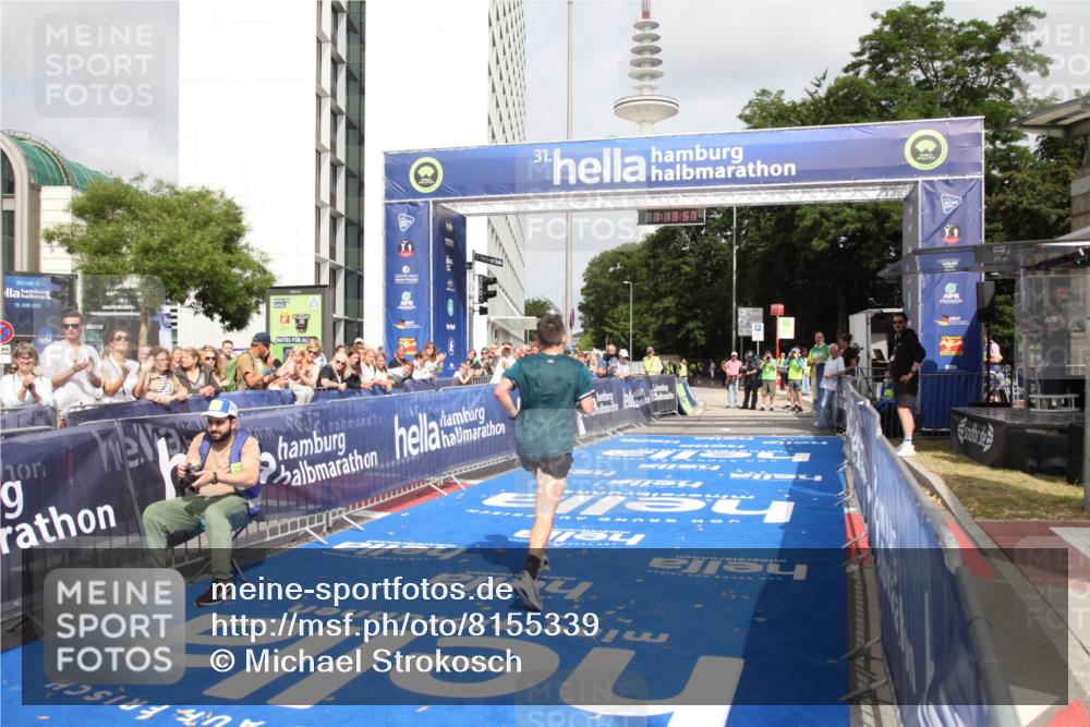 29.06.2025 - hella hamburg halbmarathon Michael Strokosch http://msf.ph/oto/8155339 29.06.2025 10:14:01 Ziel 31, 42, 14689 meine-sportfotos.de