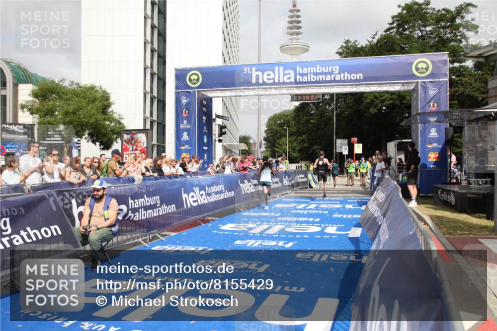 29.06.2025 - hella hamburg halbmarathon Michael Strokosch http://msf.ph/oto/8155429 29.06.2025 10:14:05 Ziel 31, 42, 14689 meine-sportfotos.de