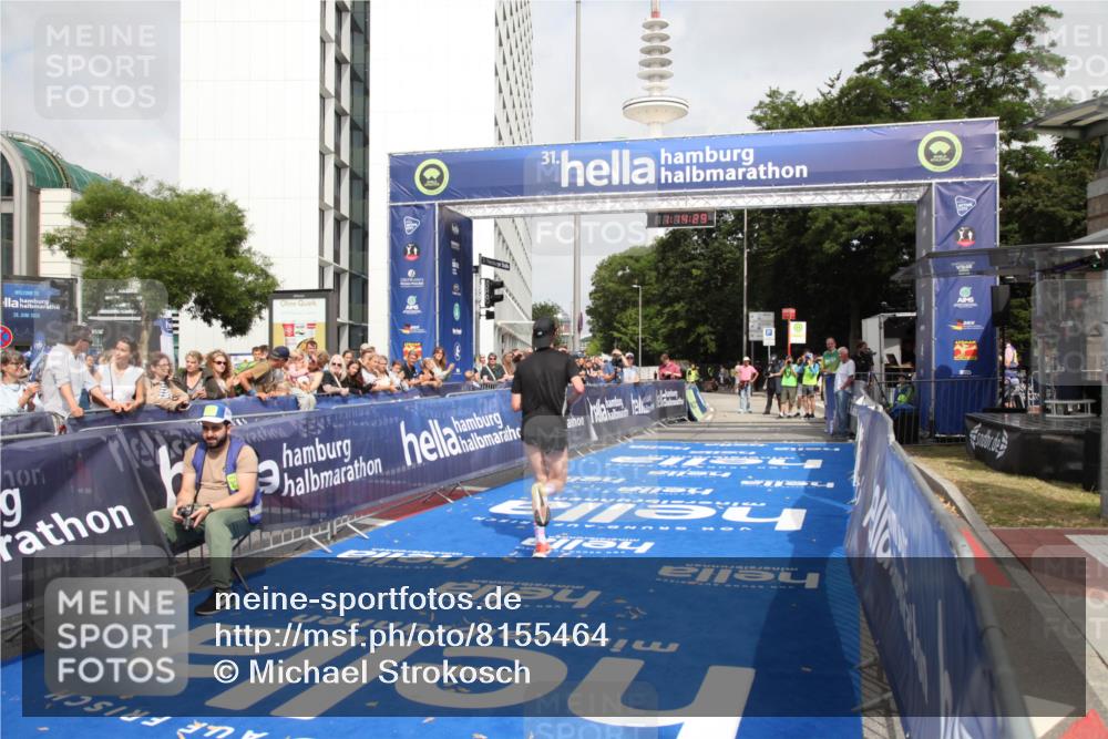 29.06.2025 - hella hamburg halbmarathon Michael Strokosch http://msf.ph/oto/8155464 29.06.2025 10:14:33 Ziel 19227 meine-sportfotos.de