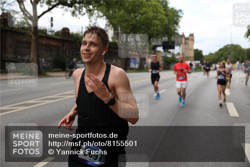 29.06.2025 - hella hamburg halbmarathon Yannick Fuchs http://msf.ph/oto/8155501 29.06.2025 10:38:04 20KM 3109, 3116, 3124, 3146, 3437, 3697, 3928, 4080, 5506, 5692, 6495, 7093, 7185, 7451, 8218, 8664, 8900, 9043, 9114, 9931, 10246, 10493, 11153, 11648, 11778, 11848, 12327, 12438, 12623, 12657, 13348, 13897, 14690, 15383, 15932, 16105, 16648, 16720, 16997, 17391, 17403, 17516, 18678, 18775, 18942, 19051, 19090 meine-sportfotos.de