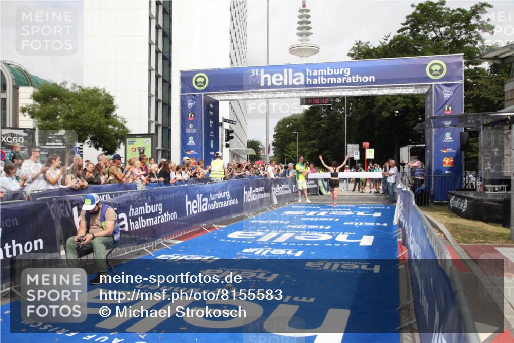 29.06.2025 - hella hamburg halbmarathon Michael Strokosch http://msf.ph/oto/8155583 29.06.2025 10:16:16 Ziel 50 meine-sportfotos.de