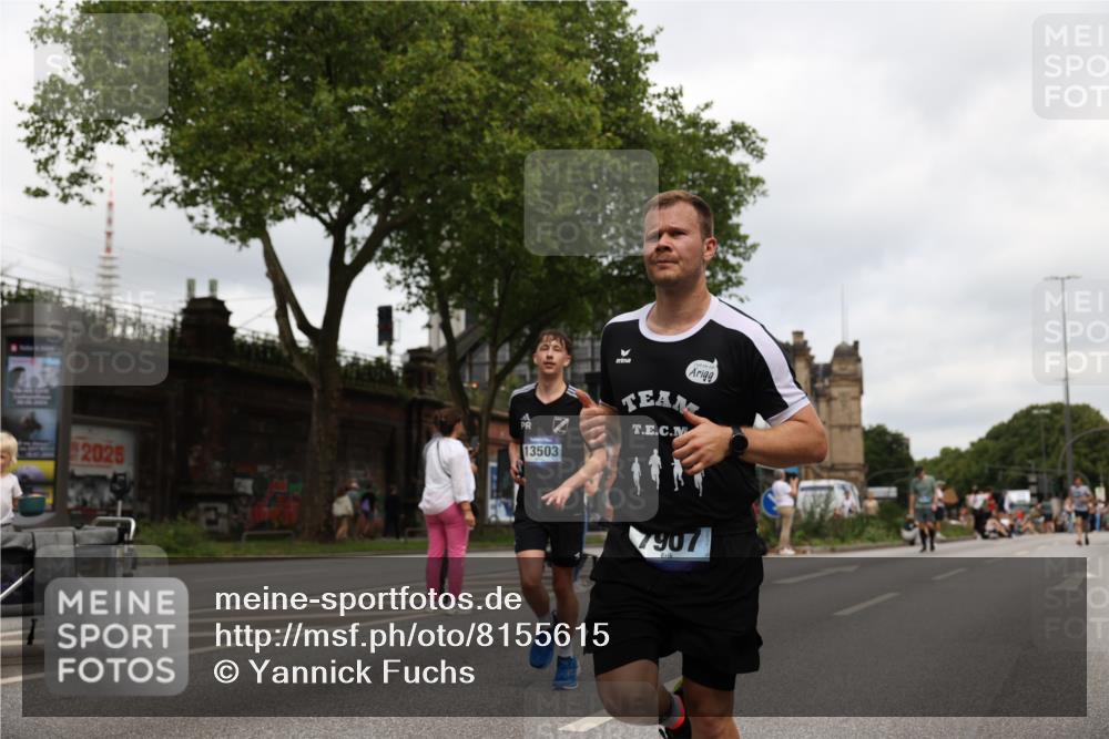 29.06.2025 - hella hamburg halbmarathon Yannick Fuchs http://msf.ph/oto/8155615 29.06.2025 10:58:17 20KM 2810, 3919, 4542, 6100, 7042, 7474, 7907, 8171, 8810, 8890, 9254, 9680, 9816, 10694, 11960, 12479, 12646, 13503, 13542, 13901, 14225, 14822, 14970, 15698, 15797, 16594, 16753, 17112, 17150, 17533, 18321, 18395, 18440, 18739, 19240 meine-sportfotos.de