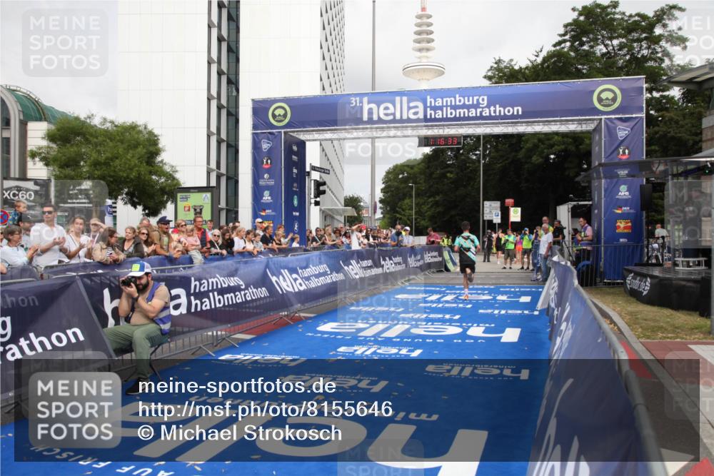 29.06.2025 - hella hamburg halbmarathon Michael Strokosch http://msf.ph/oto/8155646 29.06.2025 10:16:37 Ziel 3944, 11864 meine-sportfotos.de
