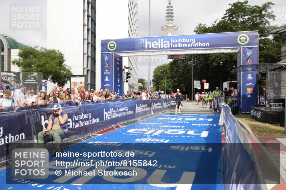 29.06.2025 - hella hamburg halbmarathon Michael Strokosch http://msf.ph/oto/8155842 29.06.2025 10:17:13 Ziel 4116 meine-sportfotos.de