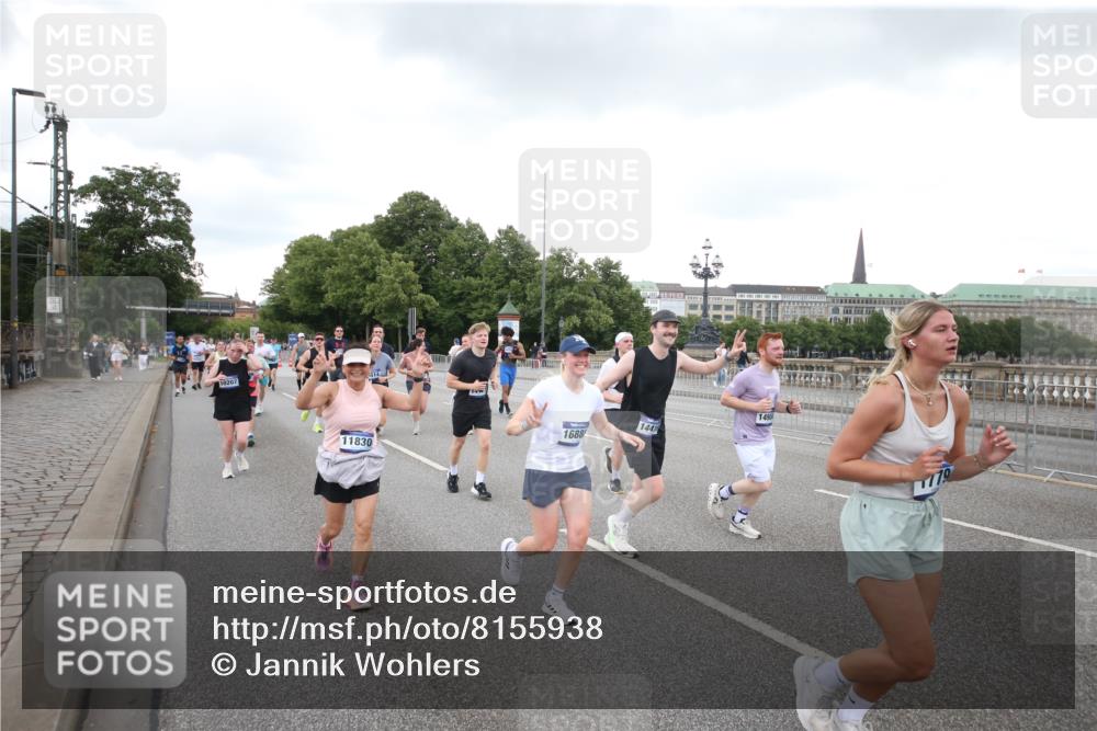 29.06.2025 - hella hamburg halbmarathon Jannik Wohlers http://msf.ph/oto/8155938 29.06.2025 10:53:50 Lombardsbrücke 1263, 1762, 1779, 1822, 2600, 2761, 3187, 3188, 3364, 3465, 3467, 4323, 4685, 4720, 4838, 5157, 5309, 5514, 5804, 5817, 6468, 6583, 6987, 6988, 7498, 7670, 7874, 7946, 8801, 8803, 8867, 9138, 9203, 10207, 11354, 11769, 11785, 11830, 12429, 12898, 12923, 13850, 14171, 14177, 14386, 14416, 14655, 14904, 15318, 15791, 16117, 16522, 16628, 16691, 16839, 16888, 17487, 17622, 18093, 18431, 18904 meine-sportfotos.de