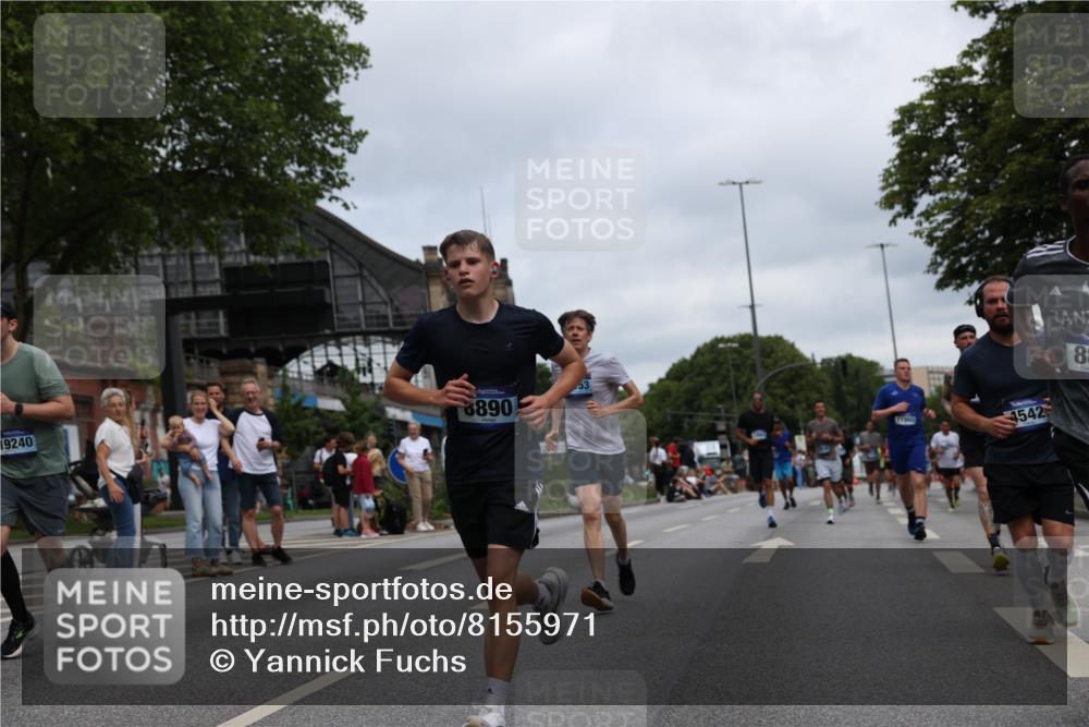 29.06.2025 - hella hamburg halbmarathon Yannick Fuchs http://msf.ph/oto/8155971 29.06.2025 10:58:26 20KM 2298, 2463, 3919, 4542, 6100, 7474, 8171, 8810, 8890, 9254, 9680, 9816, 10694, 11960, 12426, 12479, 12646, 12843, 13901, 14225, 14822, 14970, 15698, 15797, 16455, 16594, 16753, 18321, 18440, 18739, 19240 meine-sportfotos.de