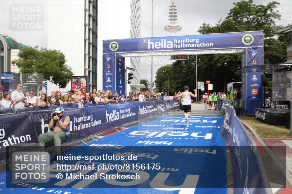 29.06.2025 - hella hamburg halbmarathon Michael Strokosch http://msf.ph/oto/8156175 29.06.2025 10:18:58 Ziel 6380, 11342 meine-sportfotos.de