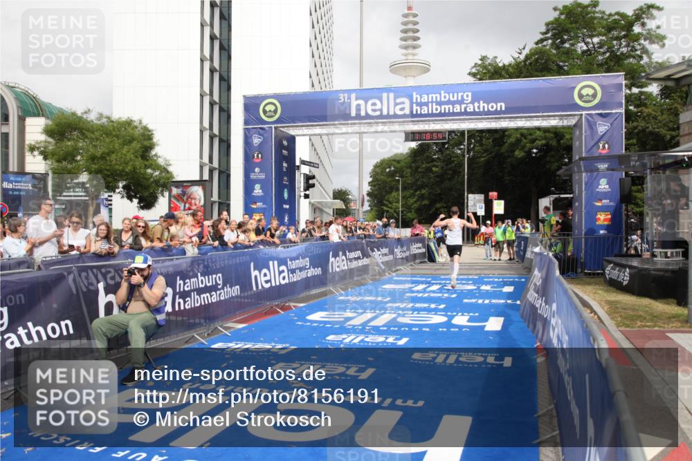 29.06.2025 - hella hamburg halbmarathon Michael Strokosch http://msf.ph/oto/8156191 29.06.2025 10:18:58 Ziel 6380, 11342 meine-sportfotos.de