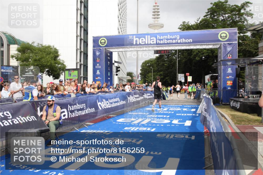 29.06.2025 - hella hamburg halbmarathon Michael Strokosch http://msf.ph/oto/8156259 29.06.2025 10:19:01 Ziel 11342 meine-sportfotos.de