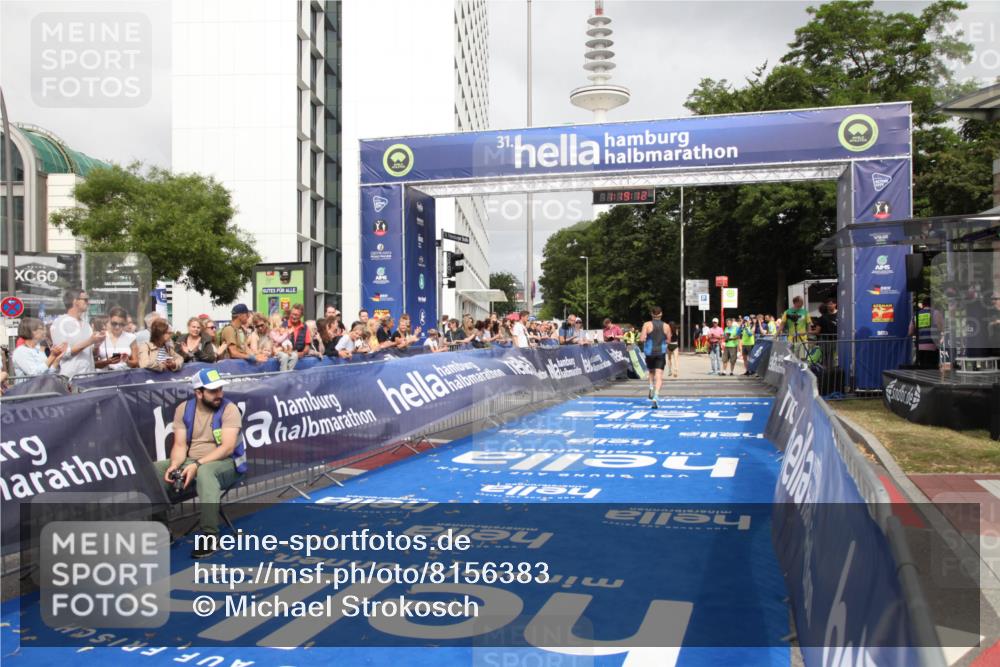 29.06.2025 - hella hamburg halbmarathon Michael Strokosch http://msf.ph/oto/8156383 29.06.2025 10:19:15 Ziel 53, 2144 meine-sportfotos.de