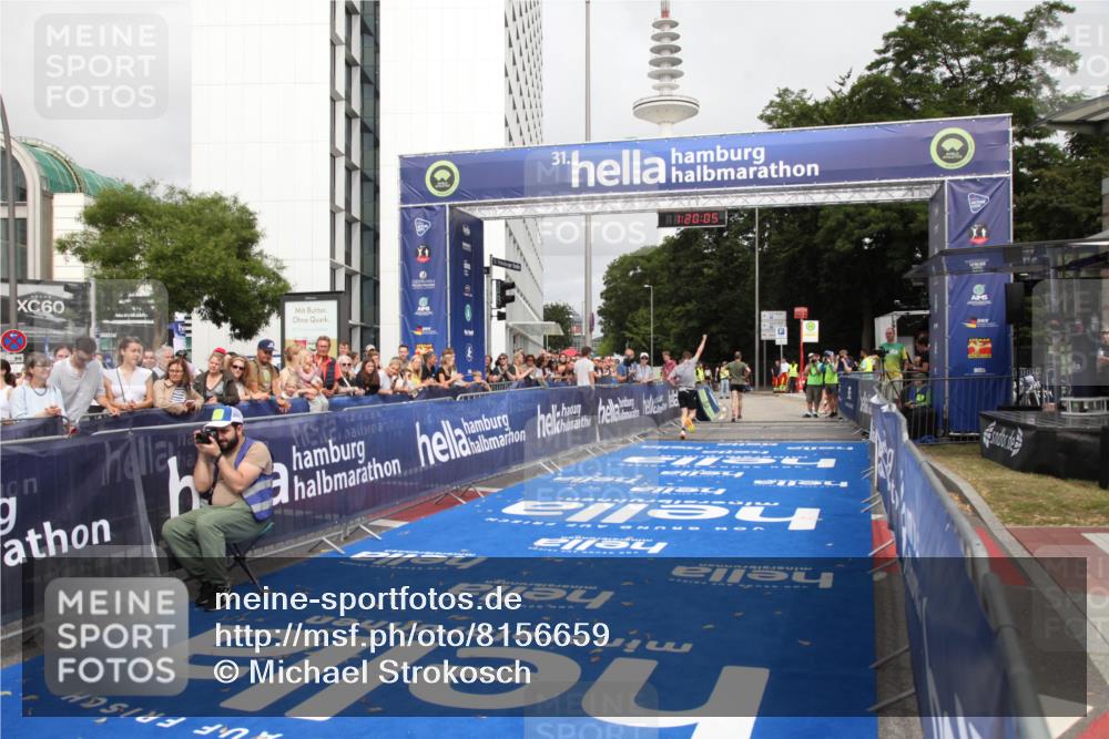 29.06.2025 - hella hamburg halbmarathon Michael Strokosch http://msf.ph/oto/8156659 29.06.2025 10:20:08 Ziel 9255, 11829 meine-sportfotos.de