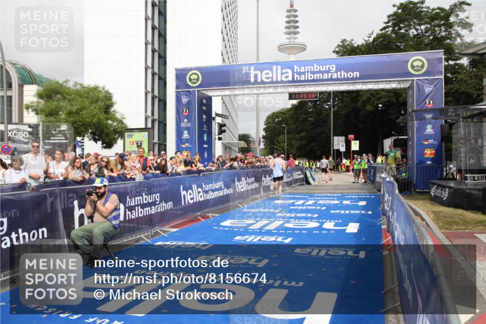 29.06.2025 - hella hamburg halbmarathon Michael Strokosch http://msf.ph/oto/8156674 29.06.2025 10:20:12 Ziel 11829 meine-sportfotos.de