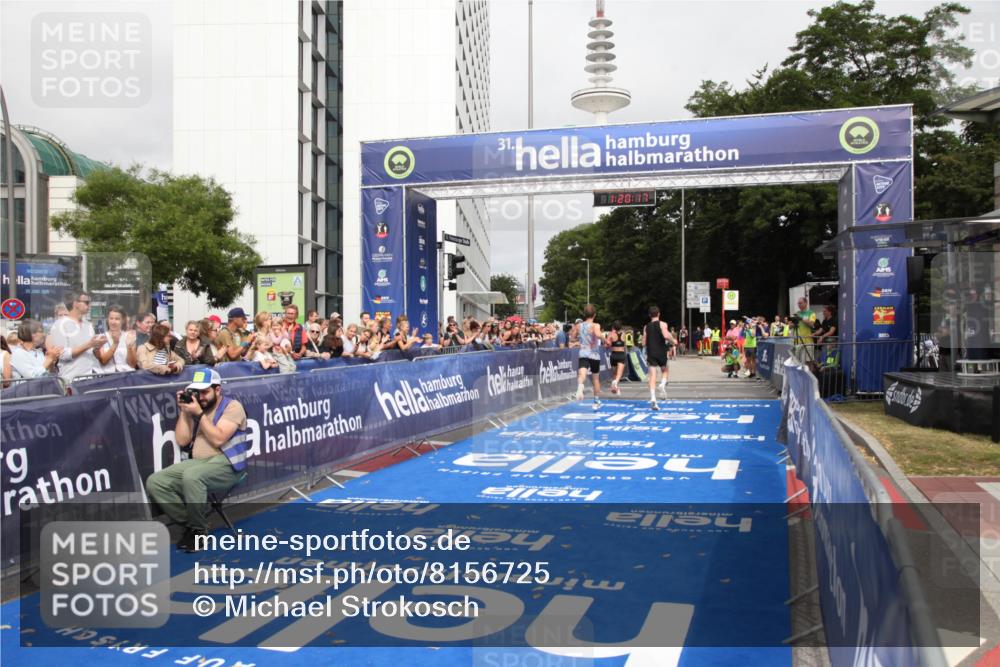 29.06.2025 - hella hamburg halbmarathon Michael Strokosch http://msf.ph/oto/8156725 29.06.2025 10:20:20 Ziel 54, 12678, 14302, 16245 meine-sportfotos.de