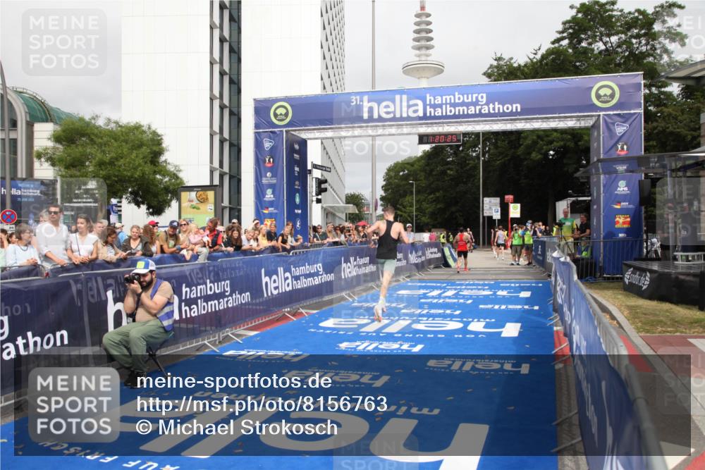 29.06.2025 - hella hamburg halbmarathon Michael Strokosch http://msf.ph/oto/8156763 29.06.2025 10:20:29 Ziel 12373 meine-sportfotos.de