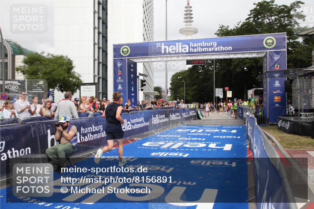 29.06.2025 - hella hamburg halbmarathon Michael Strokosch http://msf.ph/oto/8156891 29.06.2025 10:20:47 Ziel 14360, 16988 meine-sportfotos.de