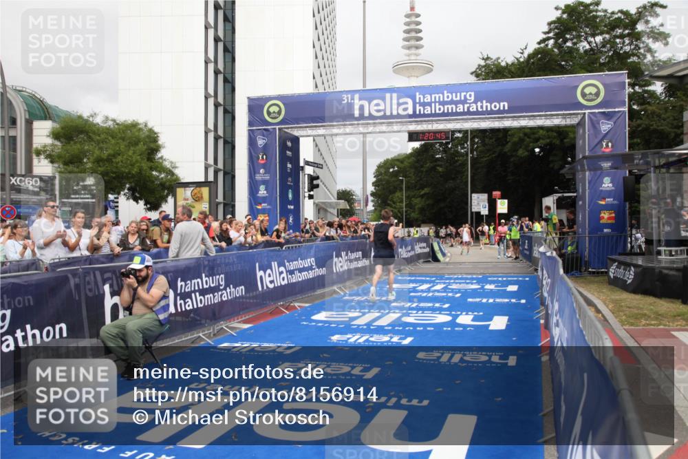29.06.2025 - hella hamburg halbmarathon Michael Strokosch http://msf.ph/oto/8156914 29.06.2025 10:20:49 Ziel 14360, 16988, 17402 meine-sportfotos.de