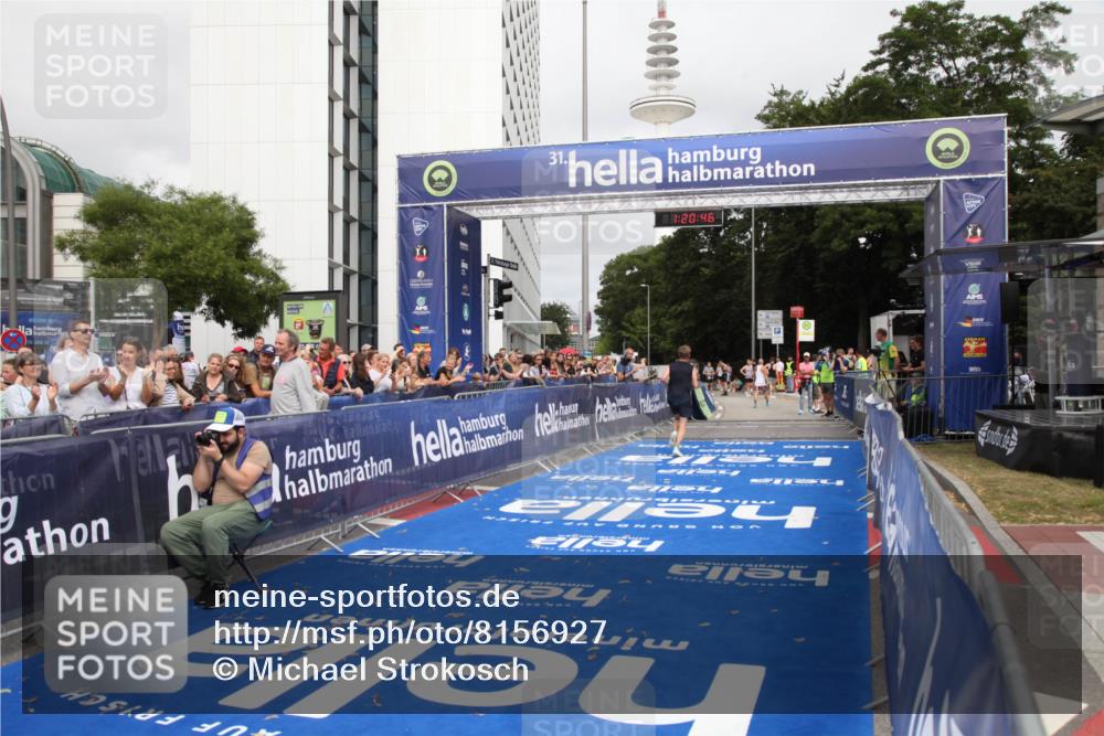 29.06.2025 - hella hamburg halbmarathon Michael Strokosch http://msf.ph/oto/8156927 29.06.2025 10:20:49 Ziel 14360, 16988, 17402 meine-sportfotos.de