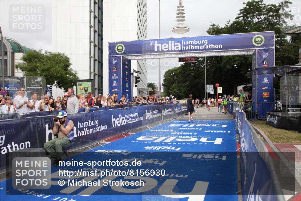 29.06.2025 - hella hamburg halbmarathon Michael Strokosch http://msf.ph/oto/8156930 29.06.2025 10:20:50 Ziel 14360, 16988, 17402 meine-sportfotos.de