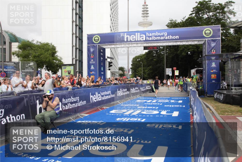 29.06.2025 - hella hamburg halbmarathon Michael Strokosch http://msf.ph/oto/8156941 29.06.2025 10:20:50 Ziel 14360, 16988, 17402 meine-sportfotos.de