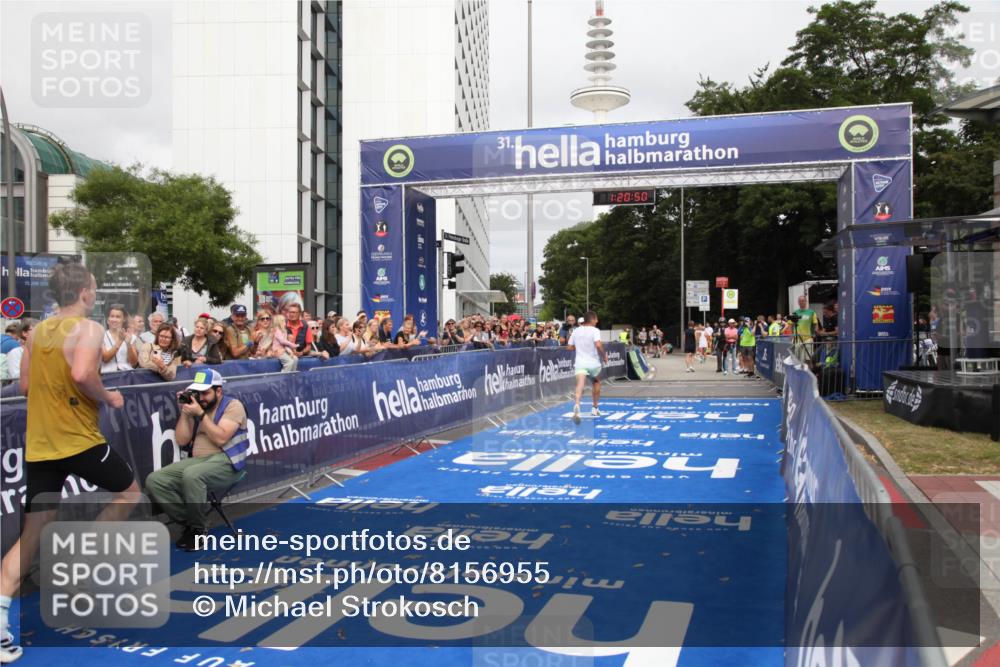 29.06.2025 - hella hamburg halbmarathon Michael Strokosch http://msf.ph/oto/8156955 29.06.2025 10:20:54 Ziel 11210, 14766, 16988, 17402 meine-sportfotos.de