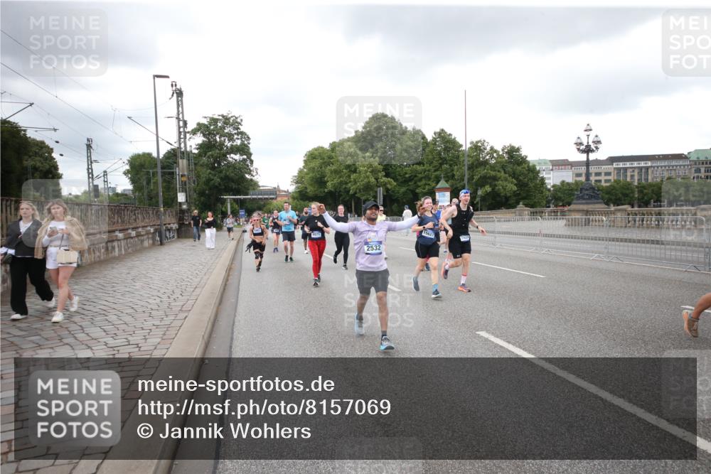 29.06.2025 - hella hamburg halbmarathon Jannik Wohlers http://msf.ph/oto/8157069 29.06.2025 10:54:07 Lombardsbrücke 1822, 1949, 2244, 2532, 2586, 3364, 3761, 3795, 3857, 4720, 4971, 5185, 5216, 5309, 5933, 5993, 6023, 6279, 7670, 7986, 8801, 8803, 9130, 11033, 11567, 11569, 12930, 13035, 13257, 13272, 13693, 13733, 13826, 14409, 15029, 15174, 15627, 15628, 15674, 15687, 15731, 16019, 16522, 16683, 17394 meine-sportfotos.de