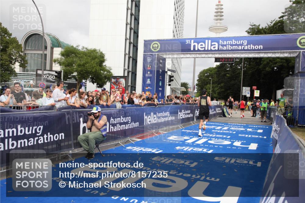 29.06.2025 - hella hamburg halbmarathon Michael Strokosch http://msf.ph/oto/8157235 29.06.2025 10:21:15 Ziel 14717 meine-sportfotos.de